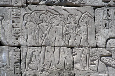 Reliëf met afbeelding van noordelijke gevangenen bij de Slag van Ramses III, Grote Tempel van Medinet