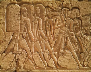 Reliëf met dienaren die touw en wapens dragen, uit de dodentempel van Ramses III