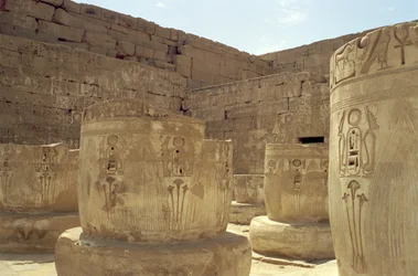 Resten van zuilen in de Hypostyle Hal van de Dodentempel van Ramses III (c.1184-1153 v.Chr.) Nieuwe Koninkrijk