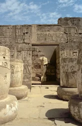 Standbeeld van Ramses in een kapel die leidt van de Hypostyle Hal van de Dodentempel van Ramses III (c.1184-1153 v.Chr.) Nieuwe Koninkrijk