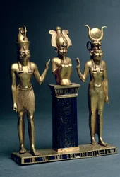 Triade van Osorkon II: Osiris geflankeerd door Isis en Horus, Derde Tussenperiode, ca. 874-850 v.Chr.