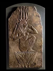 Plaquette van Iuput II als kind-god die uit een lotusbloem tevoorschijn komt (faience)
