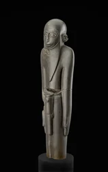 Standbeeld van een bebaarde man met een muts en een riem met peniskoker, toegeschreven aan de protodynastieke periode (ca. 2900-2650 v.Chr.)