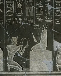 Dolerietreliëf van Nectanebo I, koning die een ketting aanbiedt aan een demon, voorgesteld door een mesblad en drie slangen, uit Heliopolis bij de tempel van Atum