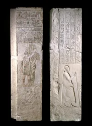 Deurpost met afbeelding van koning Nectanebo I die wordt verzorgd door Hathor, 380-343 v.Chr., Late Periode (kalksteen)