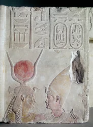 Nectanebo II (360-343 v.Chr.) omhelsd door de godin Isis, fragment van een deur, Late Periode, ca. 358-341 v.Chr.