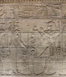 Reliëfs in het binnenste heiligdom, Philae tempel, Aswan, Egypte