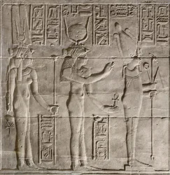 Reliëfs in het binnenste heiligdom, tempel van Philae, Aswan, Egypte