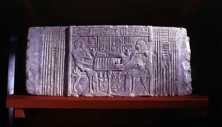 Kroonlijst van een valse deur uit een mastaba-graf met de graf eigenaar Shery, een hoge ambtenaar van Dynastie IV en zijn vrouw Khentetka, Saqqara, Oude Koninkrijk