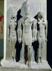 Triade van Menkaoera (Mycerinus) met de godin Hathor en de godin van de nome Aphroditopolis, afkomstig uit de valleitempel van de piramide van Menkaoera te Gizeh, Oude Rijk, ca. 2529 v.Chr.