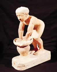 Model van een man die bier maakt, uit Saqqara, Oude Rijk