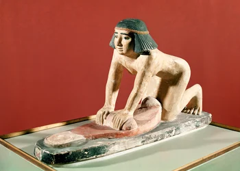 Model van een vrouw die graan maalt, Oude Rijk (polychroom steen)