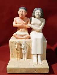 Beeldje van de dwerg Seneb en zijn familie, ca. 2475 v.Chr. (beschilderde kalksteen)