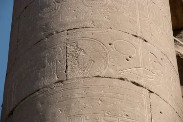 Egyptische oudheid: detail van een zuil met gewist cartouche vanwege de 