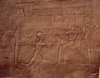 Egyptische antiquiteit: reliëf dat de muren van de tempel van Karnak (Karnac), Egypte, siert.