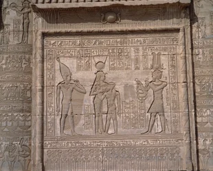 Egyptische oudheid: uitzicht op de lage reliëfs van de tempel van de godin Hathor in Denderah