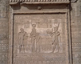 Egyptische oudheid: uitzicht op de reliëfs van de tempel van de godin Hathor in Denderah