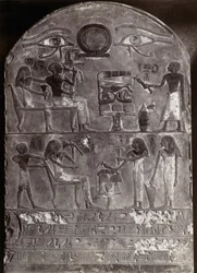 Ogen van Horus Bas-reliëf : Bas-reliëf en hiërogliefen op een gewelfde stèle twee met de ogen van Horus bovenop. Egyptische kunst. Stele Musee du Louvre, A.G. Foto