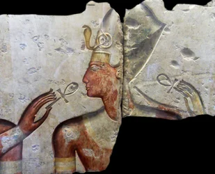 Koning Ramses II, tussen de goden. Komt uit de kleine tempel gebouwd door Koning Ramses II in Abydos. Rond 1275 v.Chr. (19e dynastie)