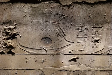 Re beweegt op de zonneboot, Luxor Tempel (reliëf)