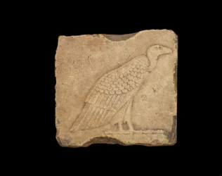 Een blok met een staande gier op één zijde en een uil op de andere zijde, beide in laag reliëf, Ptolemeïsche periode