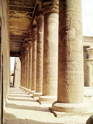 Zuilen in de Pronaos (Hypostyle Hall) van de Tempel van Horus