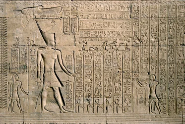 Egyptische oudheid: extern reliëf met hiërogliefen. Tempel van Hathor, Dendera, Egypte