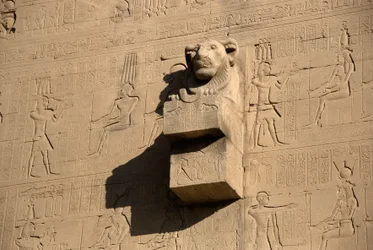 Egyptische oudheid: leeuwenkop waterspuwer, tempel van Hathor, Denderah, Egypte