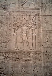 Egyptische oudheid: laagreliëf met de kroning van koning Ptolemaeus IV. Tempel van Horus, Edfu, Egypte