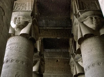 Egyptische oudheid: gedeeltelijk uitzicht op de hypostyle zaal met kolommen versierd met de voorstelling van de godin Hathor. Tempel van Hathor, Denderah, Egypte