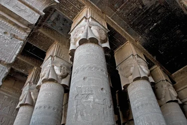 Egyptische oudheid: gedeeltelijk zicht op de hypostyle zaal met zuilen versierd met de voorstelling van de godin Hathor, tempel van Hathor, Denderah, Egypte