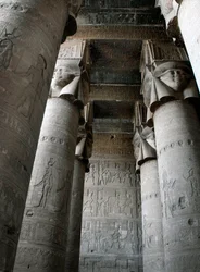 Egyptische oudheid: gedeeltelijk zicht op de hypostyle zaal met zuilen versierd met de voorstelling van de godin Hathor. Tempel van Hathor, Denderah, Egypte