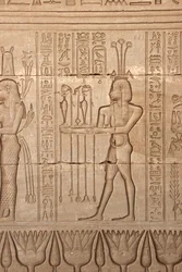 Egyptische oudheid: voorstelling van een man die offers brengt als eerbetoon aan de godin, Tempel van Hathor, Denderah, Egypte