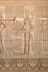 Egyptische oudheid: voorstelling van een vrouw die offers brengt aan de godin Hathor, tempel van Hathor, Denderah, Egypte