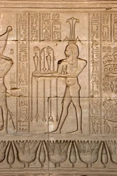 Egyptische oudheid: voorstelling van de god van de Nijl, Hapy, en hiërogliefen, tempel van Hathor, Denderah, Egypte