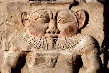 Egyptische antiquiteiten: de godheid Bes. Detail van een laag reliëf van de tempel gewijd aan de godin Hathor. Tempel van Hathor, Dendera