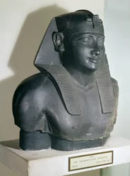 Fragment van een beeld in Egyptische stijl van Ptolemaeus I, 305-283 v.Chr. (basalt)