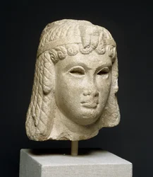 Hoofd van een Koningin met een Zware Pruik, mogelijk Cleopatra VII (69-30 v.Chr.)