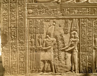 Reliëf met Ptolemaeus VIII Euergetes II en Cleopatra III die offers brengen aan de goden