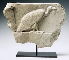 Reliëf met een gier en cobra (kalksteen)