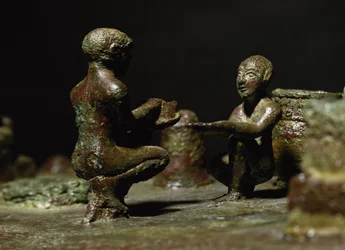 Hurkende figuren van een kleine groep beeldjes die Sit Shimsi uitbeelden, Elamitische periode, uit Susa, zuidwest Iran, c.1150 v.Chr.
