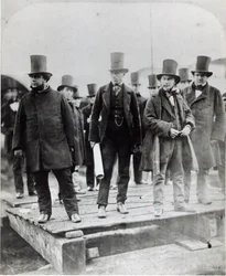 (L naar R) John Scott Russell, Henry Wakefield, Isambard Kingdom Brunel en Lord Derby bij de lancering van de SS Great Eastern