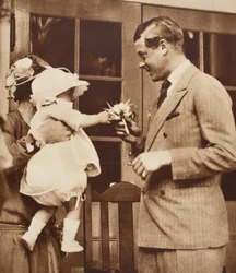 Een kind geeft koning Edward VIII een boeket in het Enham Village Centre, 1926