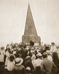 Een schilderachtige oude gewoonte in St. Ives: de Old Hundredth bij de John Knill Obelisk, uit The Illustrated War News, 2 augustus 1916