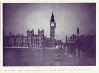 Een uitzicht op de Houses of Parliament en Big Ben in de stralen van de jagersmaan, tijdens de verduistering, uit The Illustrated War News, gepubliceerd op 8 november 1939