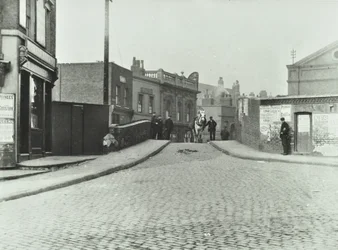 Een wit paard reist over Rhodeswell Road naar Old Victory Bridge, 1895