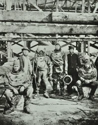 Blackfriars Brug: bouwvakkers poseren met uitrusting, 1869