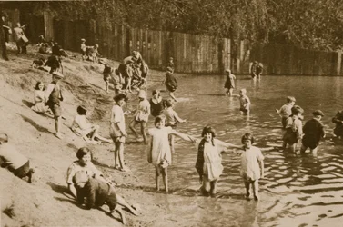 Kinderen spelen in Hampstead vijver