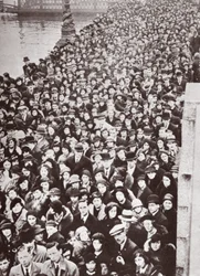 Mensen wachten op toegang tot Westminster Hall tijdens het opbaren van George V, 1936
