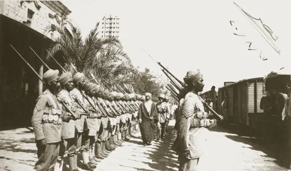 Emir Faisal op station Lydda, Palestina, met Sir Herbert Samuel, 1920
